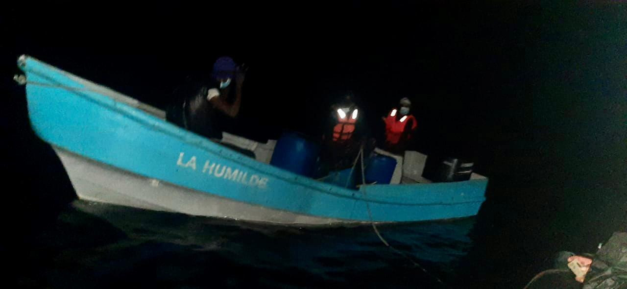 La Armada de Colombia rescató a tres personas que llevaban 15 días a la deriva en el océano pacífico frente a Tumaco