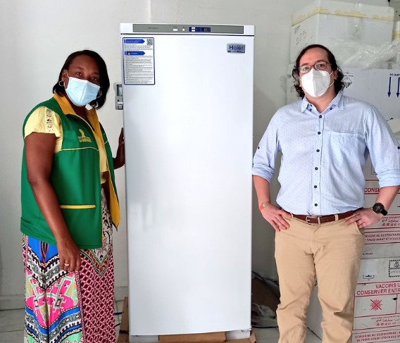Cuatro congeladores ayudarán a fortalecer la capacidad de almacenamiento de las vacunas contra la COVID-19 en Buenaventura