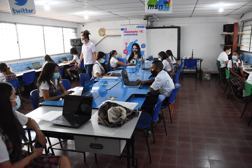 Profesores del Valle del Cauca aceptaron el reto de aprender programación en 2021, ministra Karen Abudinen felicitó a los inscritos