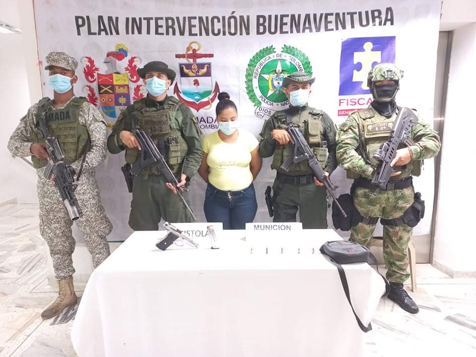 Una mujer fue capturada en el barrio Juan XXIII de Buenaventura con munición y armamento ilegal