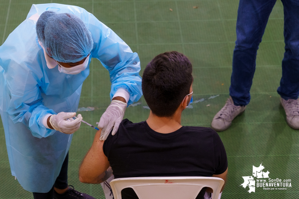 La Secretaría de Salud puso en marcha la vacunación a la población mayor de 18 años en Buenaventura y habilitó en dos megacentros