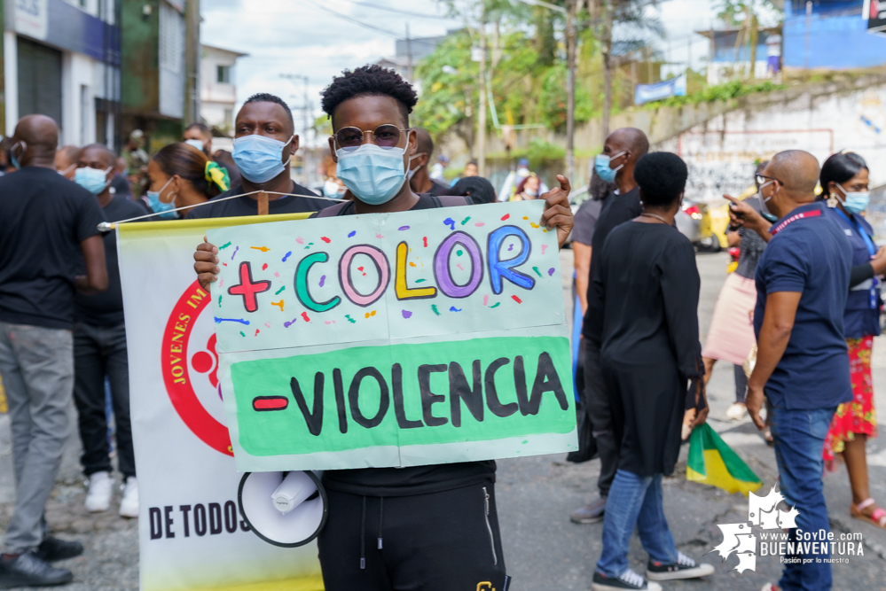 Un grupo de jóvenes realizó el plantón “La Vida es Más que un Color”