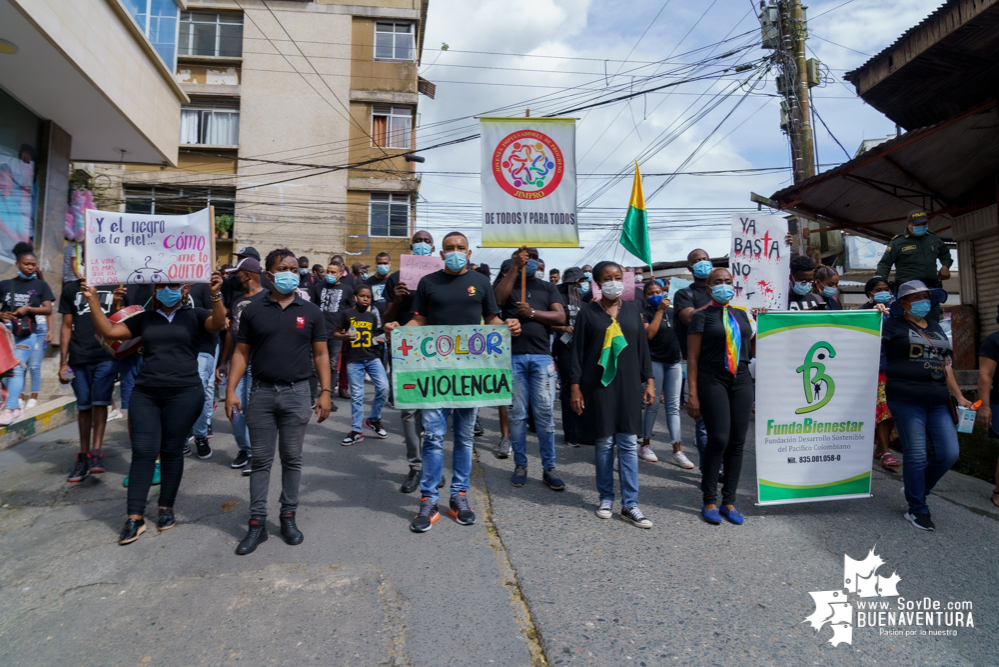 Un grupo de jóvenes realizó el plantón “La Vida es Más que un Color”