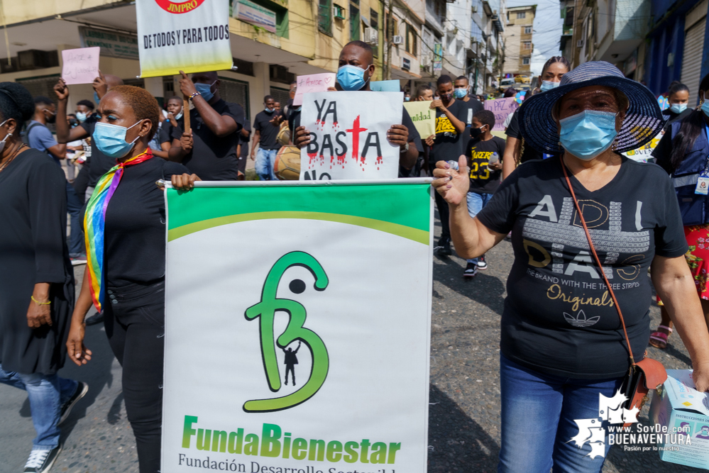 Un grupo de jóvenes realizó el plantón “La Vida es Más que un Color”