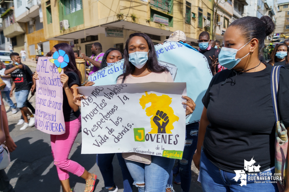 Un grupo de jóvenes realizó el plantón “La Vida es Más que un Color”