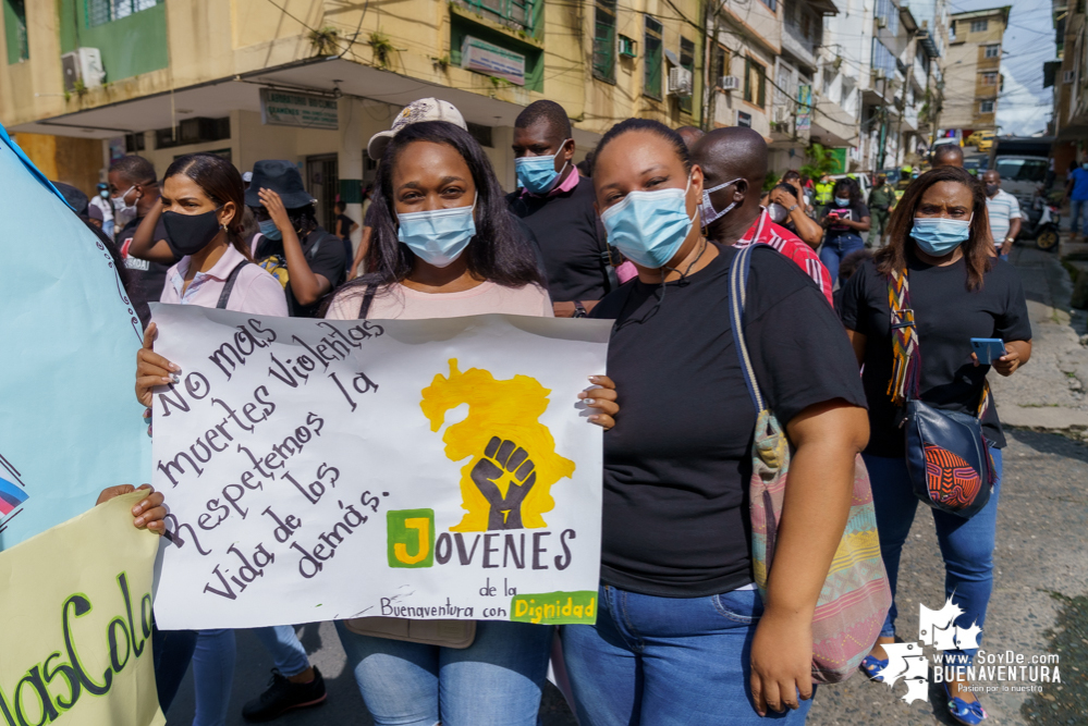Un grupo de jóvenes realizó el plantón “La Vida es Más que un Color”