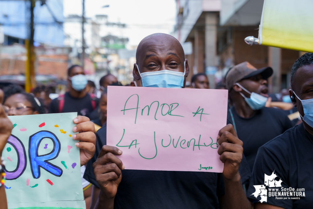 Un grupo de jóvenes realizó el plantón “La Vida es Más que un Color”