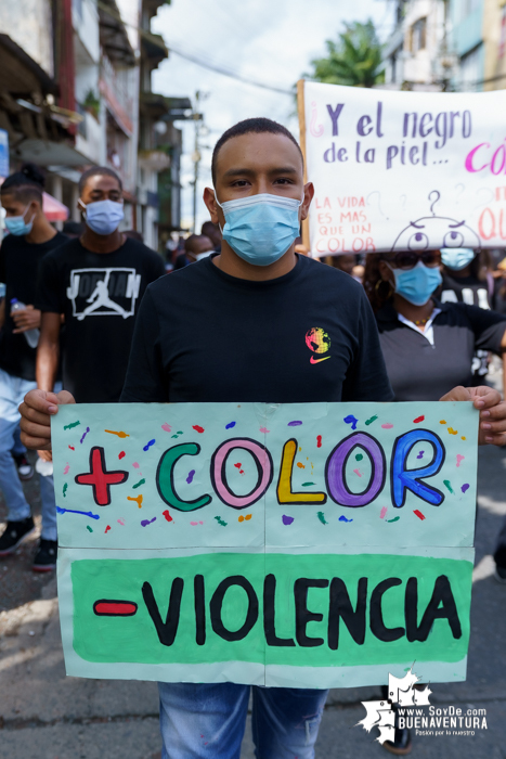 Un grupo de jóvenes realizó el plantón “La Vida es Más que un Color”