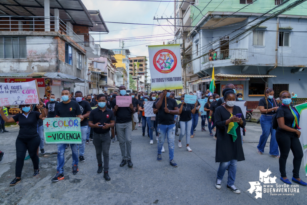Un grupo de jóvenes realizó el plantón “La Vida es Más que un Color”