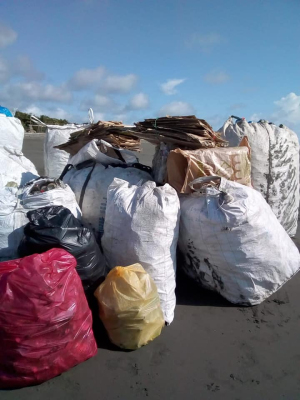 Jóvenes de Buenaventura reciclan material para construir casas