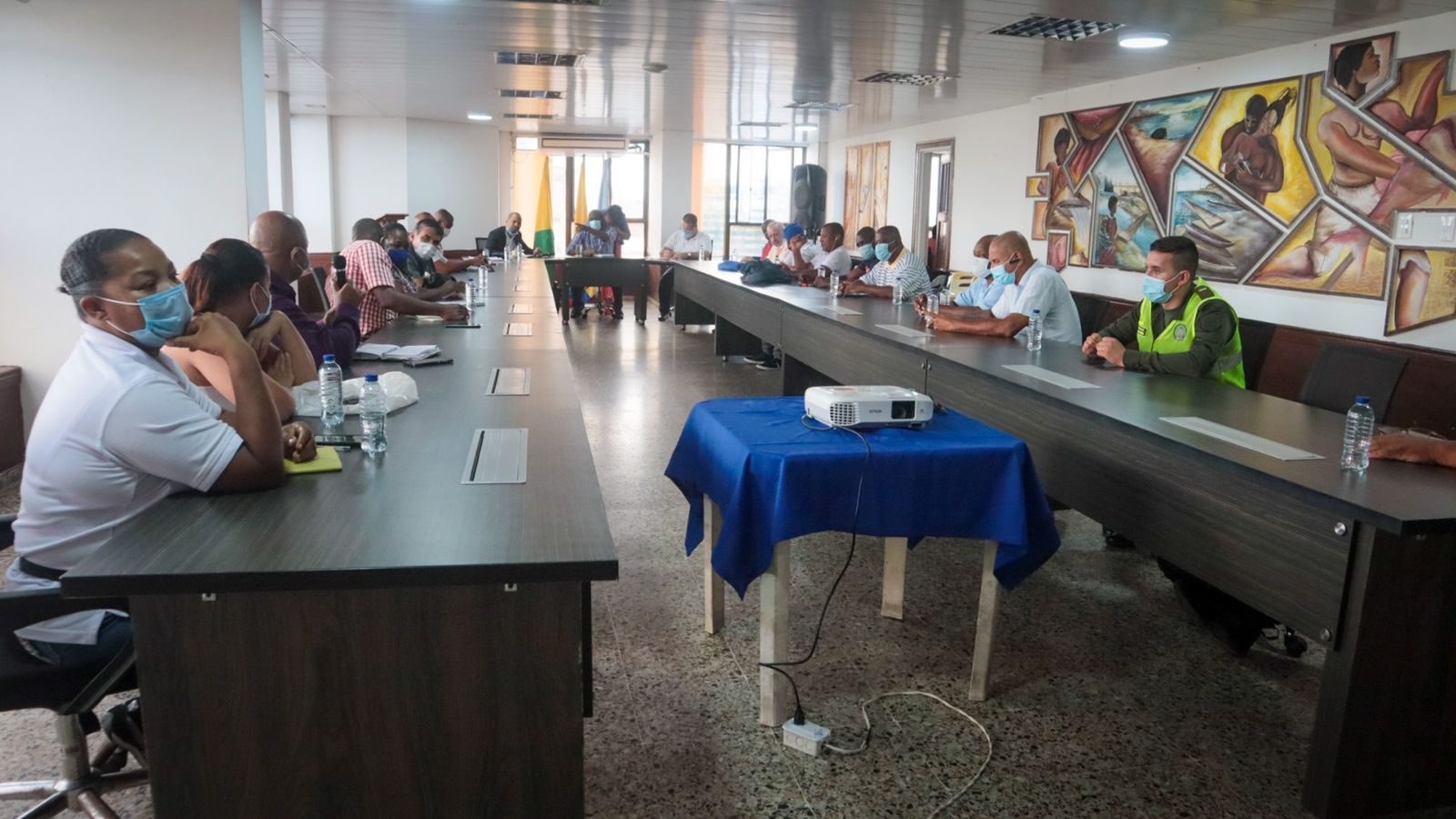 Gremio de transportadores, líderes comunitarios y empresarios se reunieron con el Alcalde Distrital para revisar tarifas del servicio público en Buenaventura 