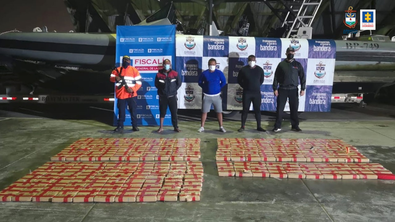 La Fiscalía judicializó a tres pescadores que presuntamente transportaban 341 kilos de cocaína en una lancha 