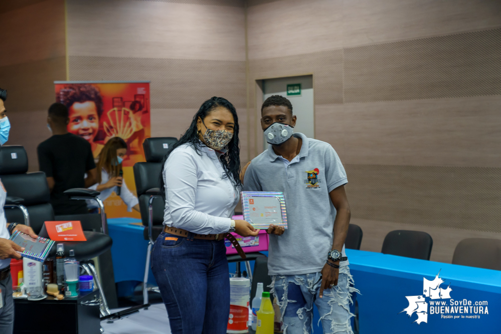 42 nuevos peluqueros, estilistas, barberos y manicuristas, preservarán el estilo afro en Buenaventura