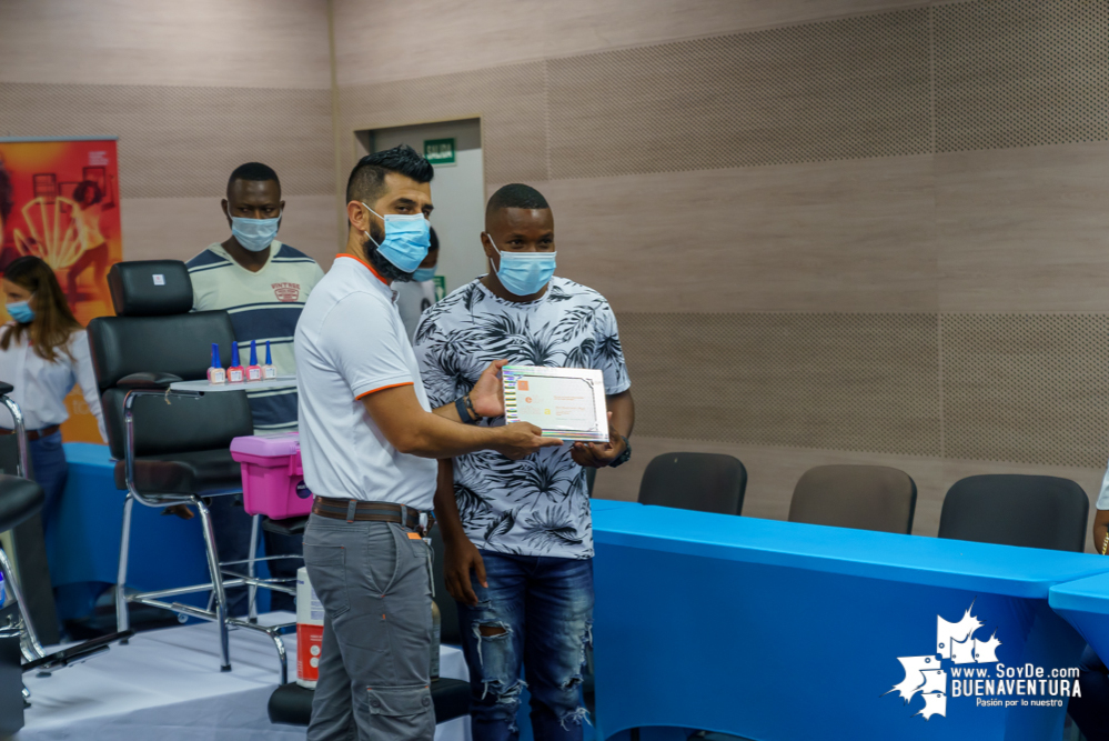 42 nuevos peluqueros, estilistas, barberos y manicuristas, preservarán el estilo afro en Buenaventura