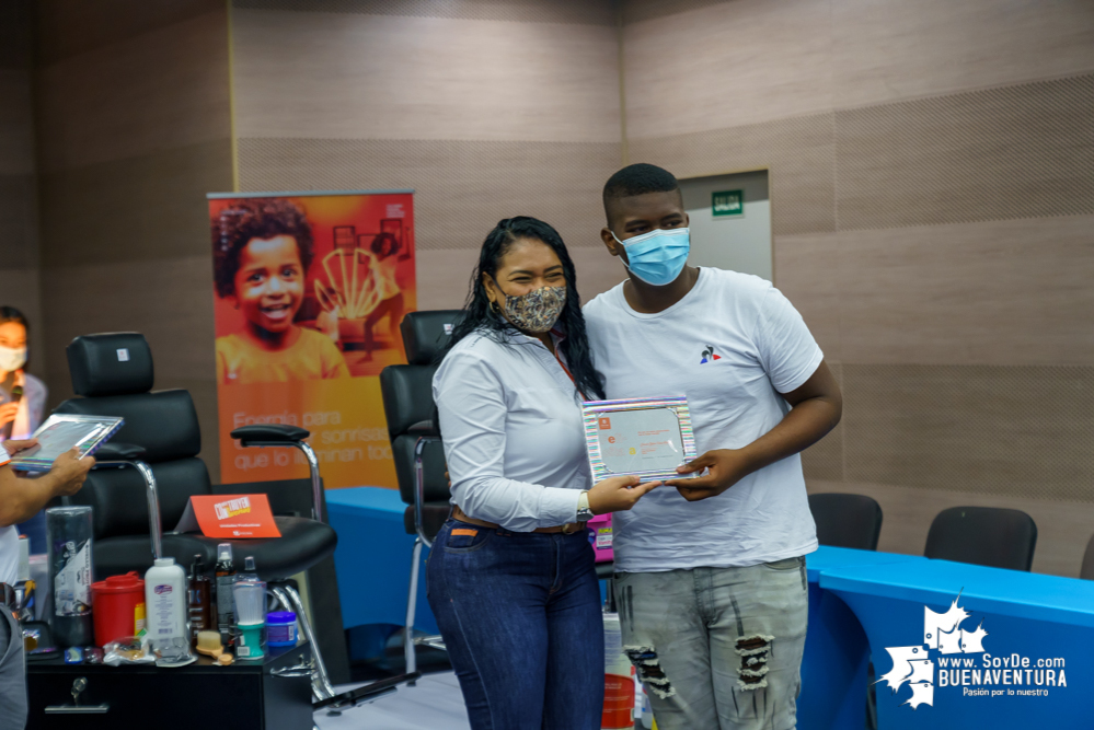 42 nuevos peluqueros, estilistas, barberos y manicuristas, preservarán el estilo afro en Buenaventura