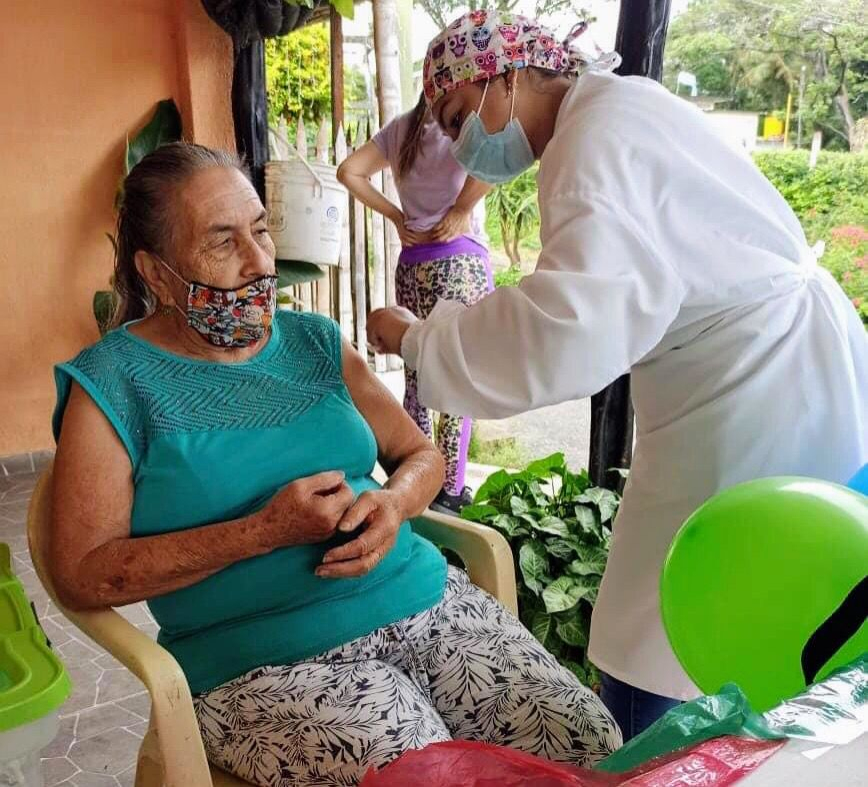 Llamado a mayores de 50 años para que accedan a dosis de refuerzo contra el COVID-19
