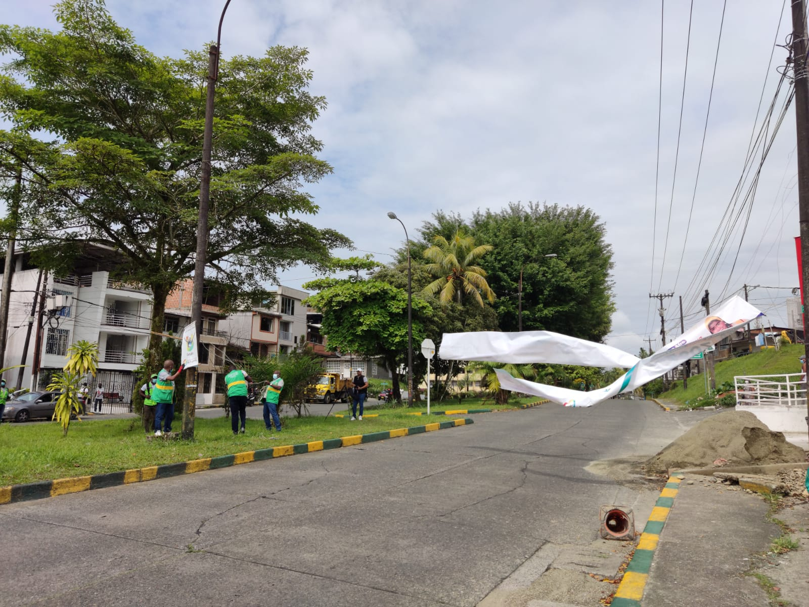 Publicidad política exterior instalada sin autorización es retirada por la Dirección Técnica Ambiental de l Alcaldía Distrital de Buenaventura