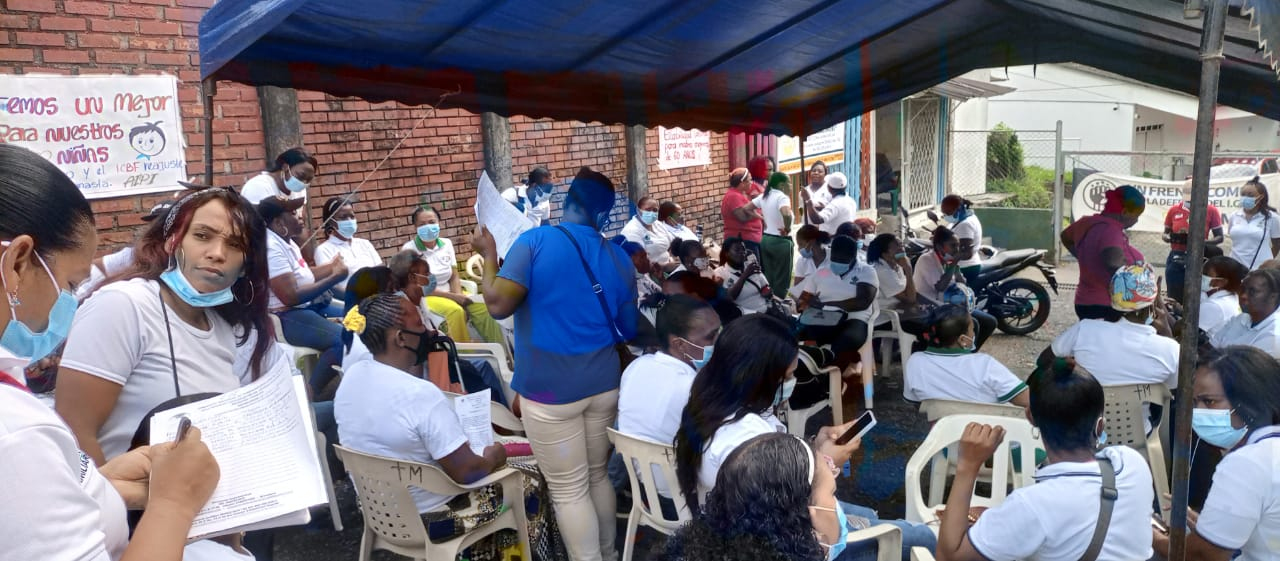 Madres comunitarias en Buenaventura realizaron protesta en las instalaciones del Instituto Colombiano de Bienestar Familiar
