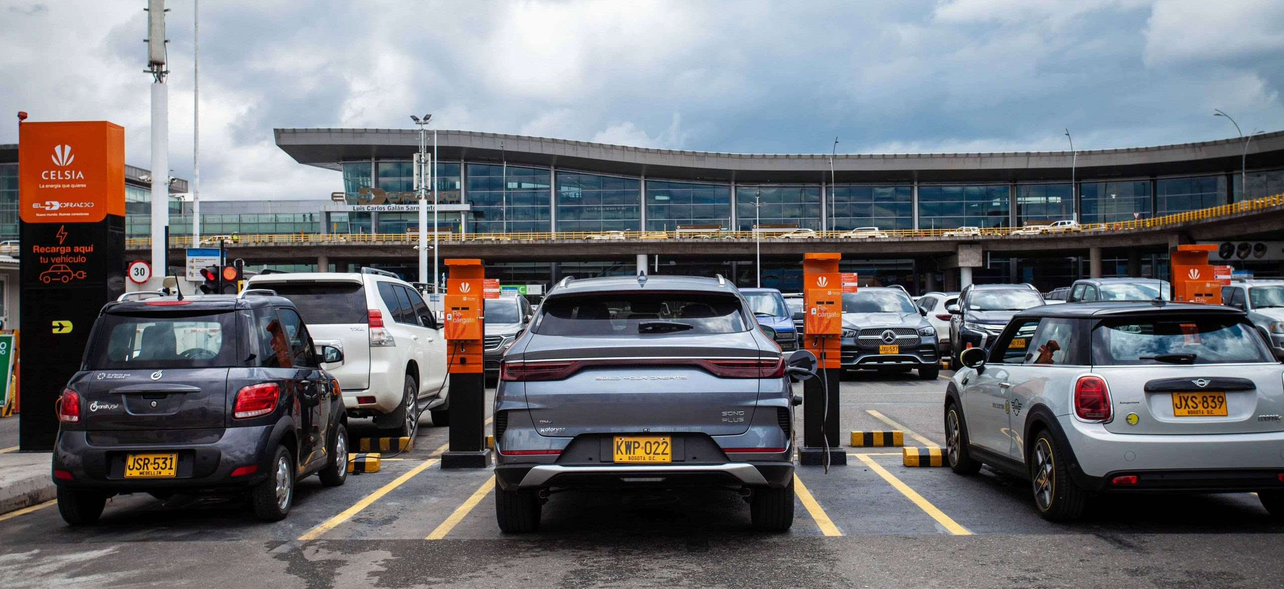 El Dorado y Celsia se unen para instalar el primer punto de recarga para vehículos eléctricos en un aeropuerto de Colombia