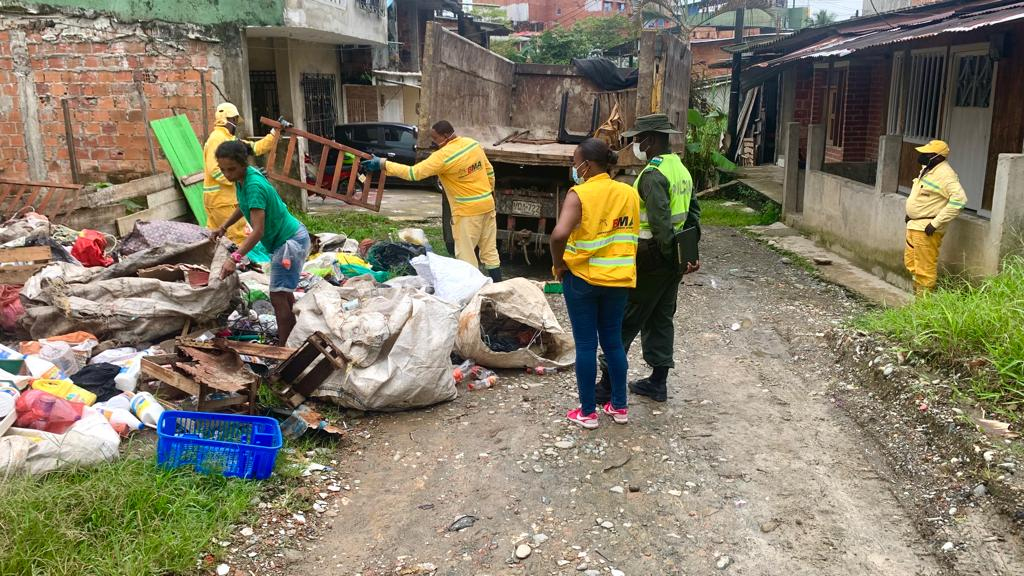 Por acumulación de residuos sólidos, autoridades ambientales aplicaron sanción monetaria a moradora del barrio El Cambio de Buenaventura 