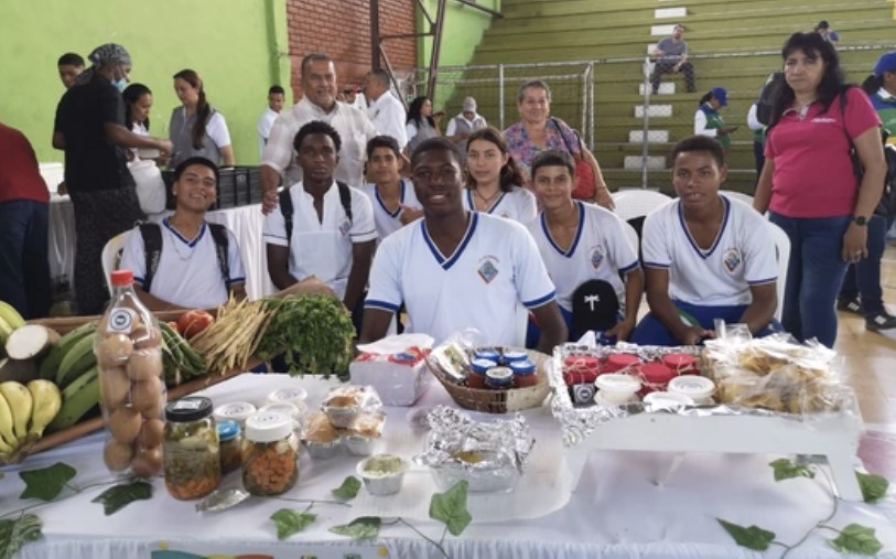 Profesora transmite su amor por el campo a jóvenes floridanos que recibieron insumos del programa Valle Agro