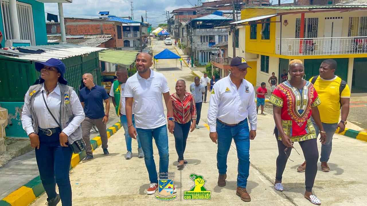 La Administración Distrital entregó pavimentación en los barrios Doña Ceci y El Cambio en Buenaventura 