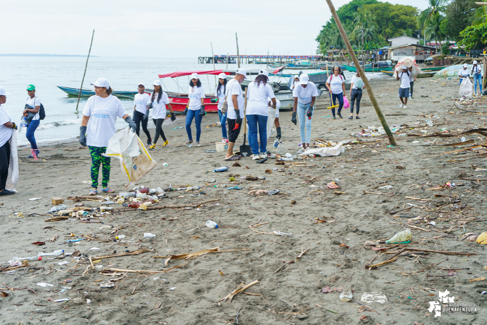 La Asociación de Gestores Ambientales del Pacífico realizó jornada de limpieza de playas en La Bocana en el sector de Changai
