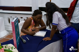 La exministra de Cultura Paula Marcela Moreno presentó en Buenaventura su libro “Soñar lo Imposible”