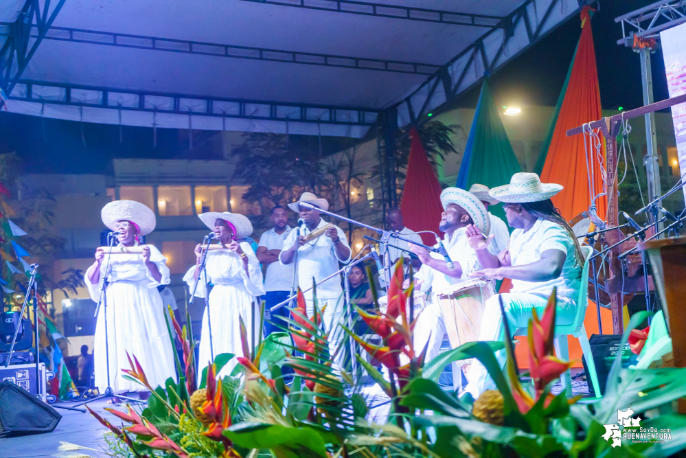 Al son de la música del pacífico y con los pañuelos arriba, inició el XXII Encuentro de Cantadores de Río