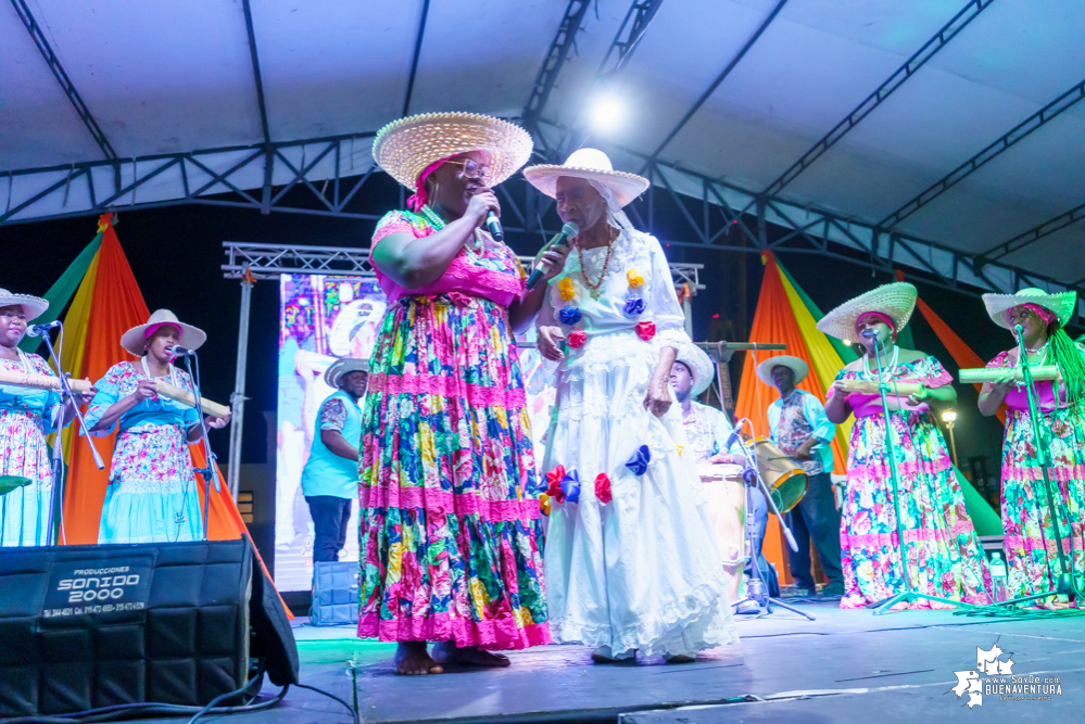 Al son de la música del pacífico y con los pañuelos arriba, inició el XXII Encuentro de Cantadores de Río