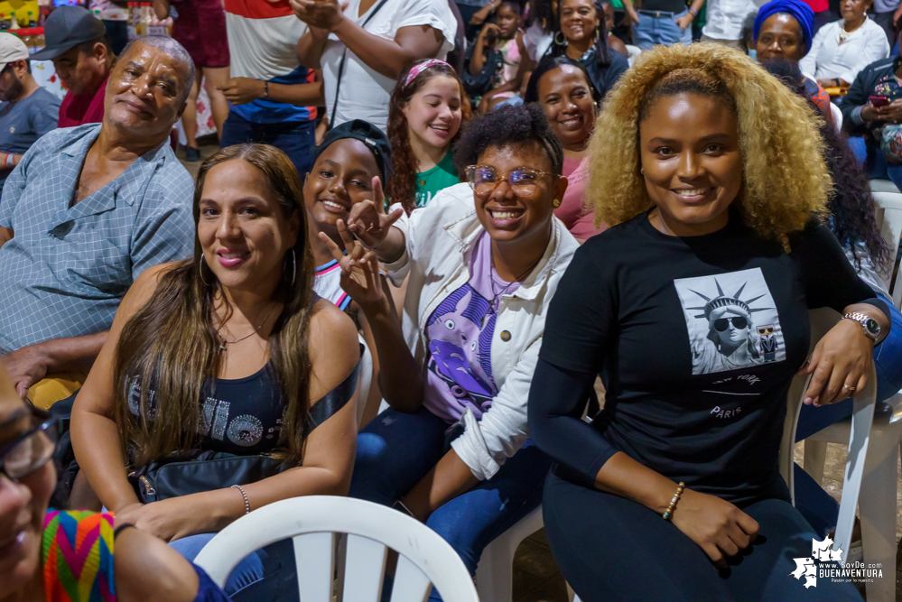 Al son de la música del pacífico y con los pañuelos arriba, inició el XXII Encuentro de Cantadores de Río