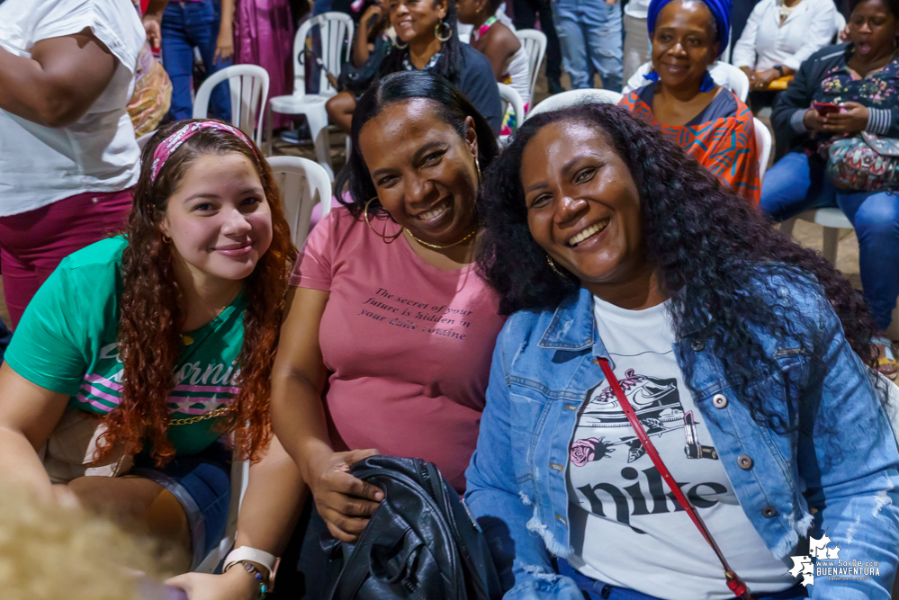 Al son de la música del pacífico y con los pañuelos arriba, inició el XXII Encuentro de Cantadores de Río