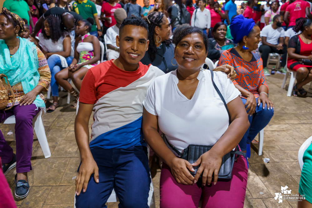 Al son de la música del pacífico y con los pañuelos arriba, inició el XXII Encuentro de Cantadores de Río
