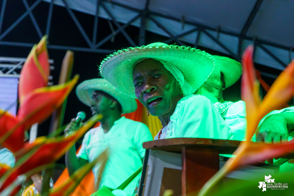 Al son de la música del pacífico y con los pañuelos arriba, inició el XXII Encuentro de Cantadores de Río