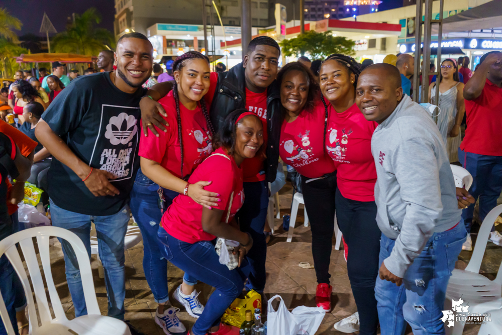 Al son de la música del pacífico y con los pañuelos arriba, inició el XXII Encuentro de Cantadores de Río