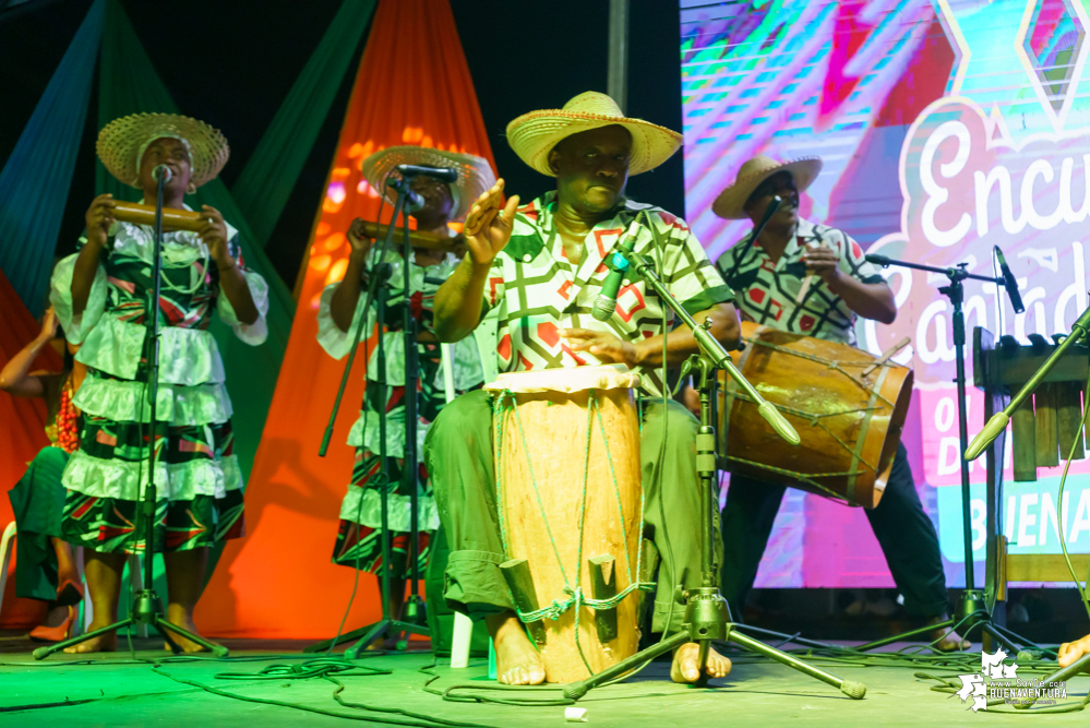 Al son de la música del pacífico y con los pañuelos arriba, inició el XXII Encuentro de Cantadores de Río