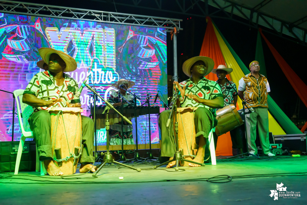 Al son de la música del pacífico y con los pañuelos arriba, inició el XXII Encuentro de Cantadores de Río