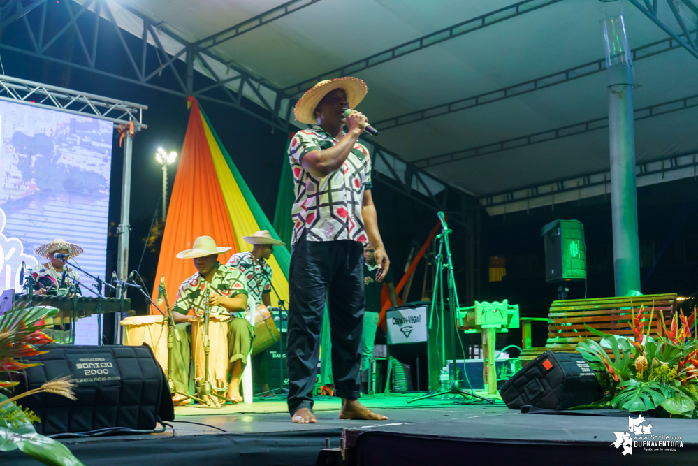Al son de la música del pacífico y con los pañuelos arriba, inició el XXII Encuentro de Cantadores de Río
