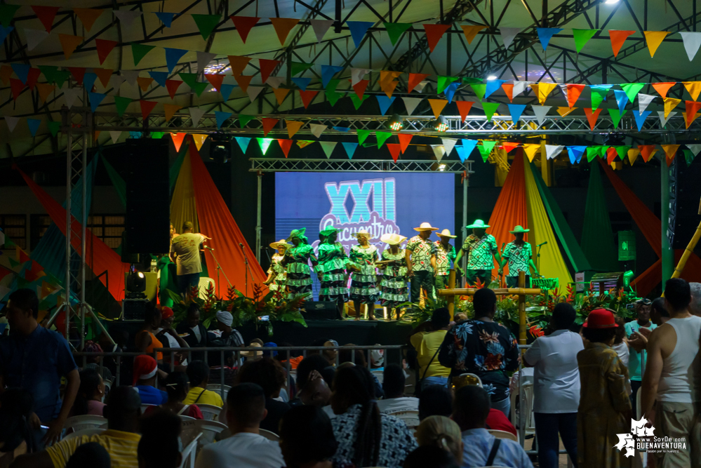 Al son de la música del pacífico y con los pañuelos arriba, inició el XXII Encuentro de Cantadores de Río