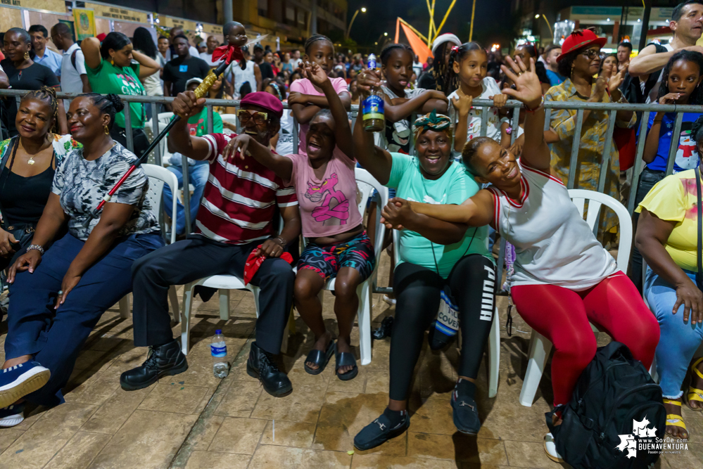Al son de la música del pacífico y con los pañuelos arriba, inició el XXII Encuentro de Cantadores de Río