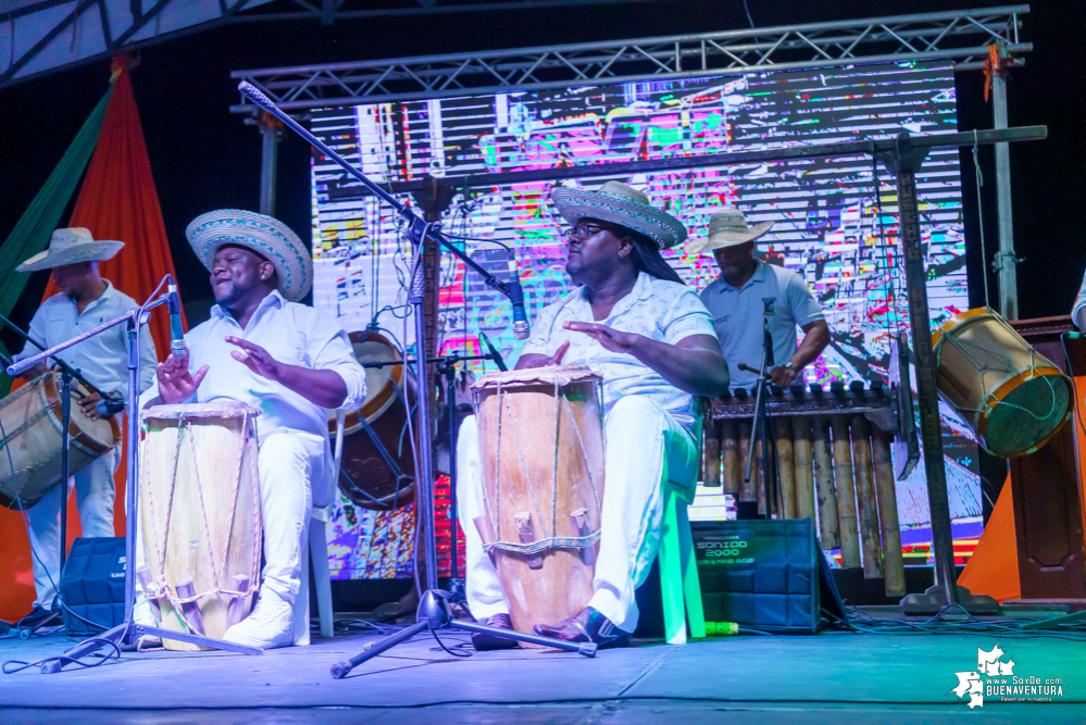 Al son de la música del pacífico y con los pañuelos arriba, inició el XXII Encuentro de Cantadores de Río