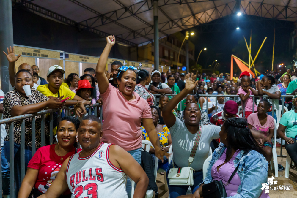 Al son de la música del pacífico y con los pañuelos arriba, inició el XXII Encuentro de Cantadores de Río