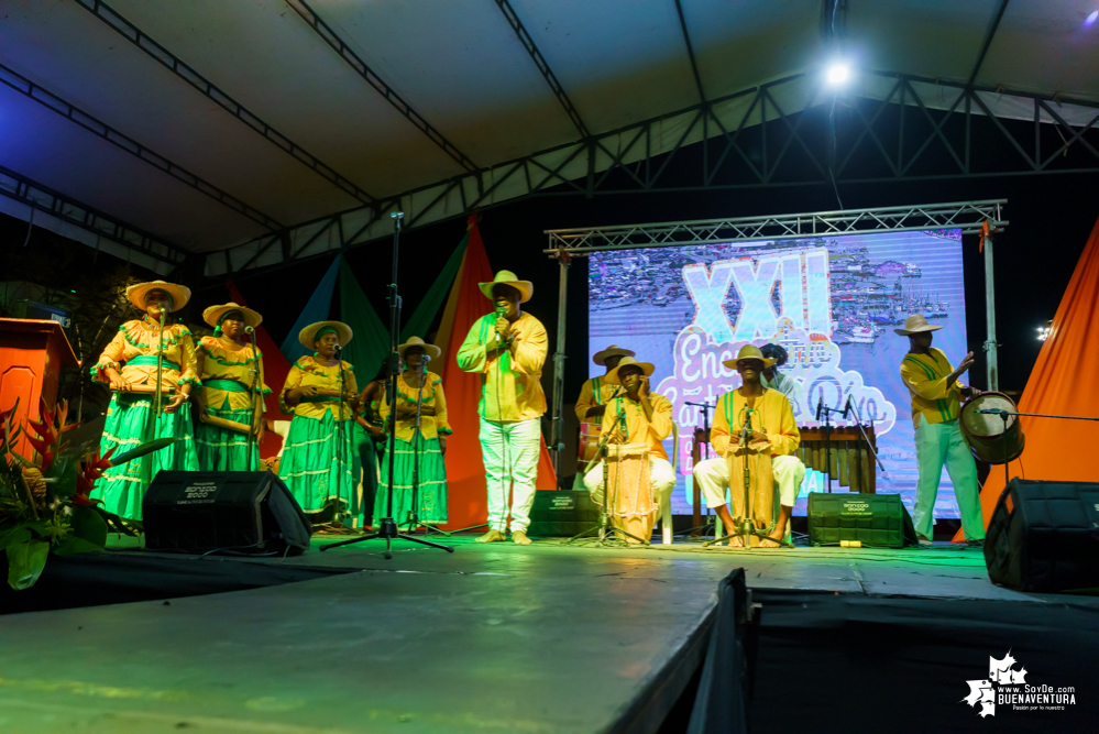 Al son de la música del pacífico y con los pañuelos arriba, inició el XXII Encuentro de Cantadores de Río