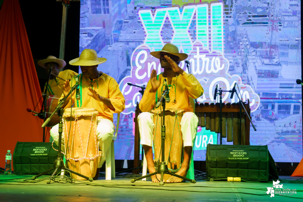 Al son de la música del pacífico y con los pañuelos arriba, inició el XXII Encuentro de Cantadores de Río
