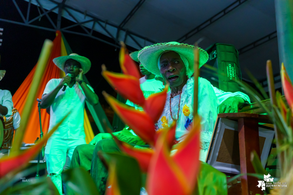 Al son de la música del pacífico y con los pañuelos arriba, inició el XXII Encuentro de Cantadores de Río