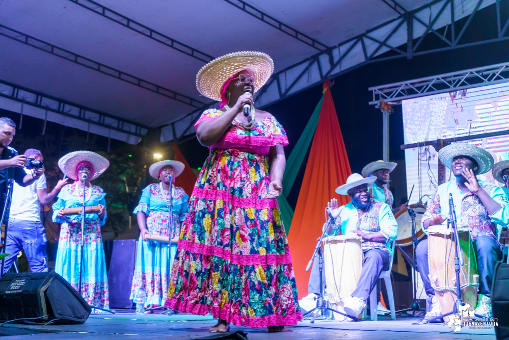 Al son de la música del pacífico y con los pañuelos arriba, inició el XXII Encuentro de Cantadores de Río