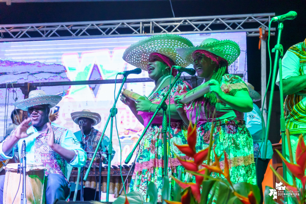 Al son de la música del pacífico y con los pañuelos arriba, inició el XXII Encuentro de Cantadores de Río