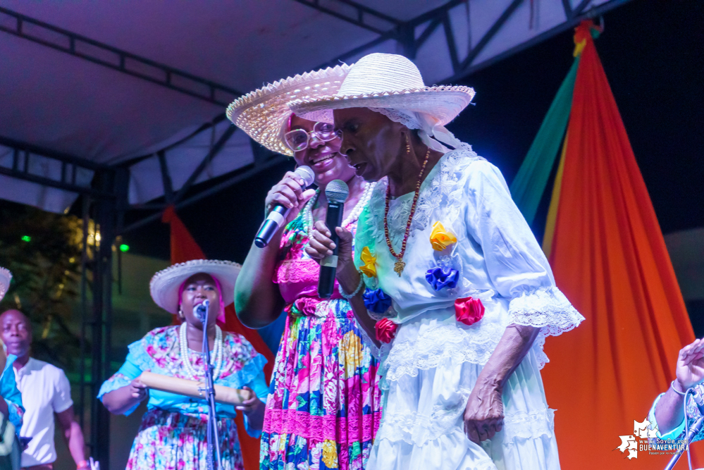 Al son de la música del pacífico y con los pañuelos arriba, inició el XXII Encuentro de Cantadores de Río