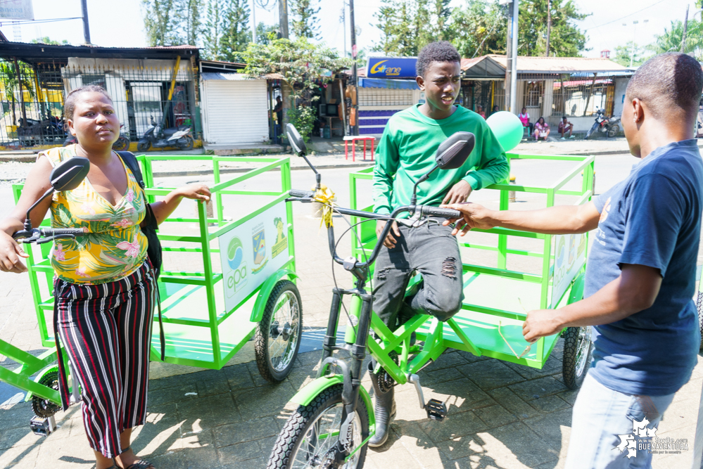 Recicladores de Buenaventura recibieron triciclos recolectores para facilitar su labor