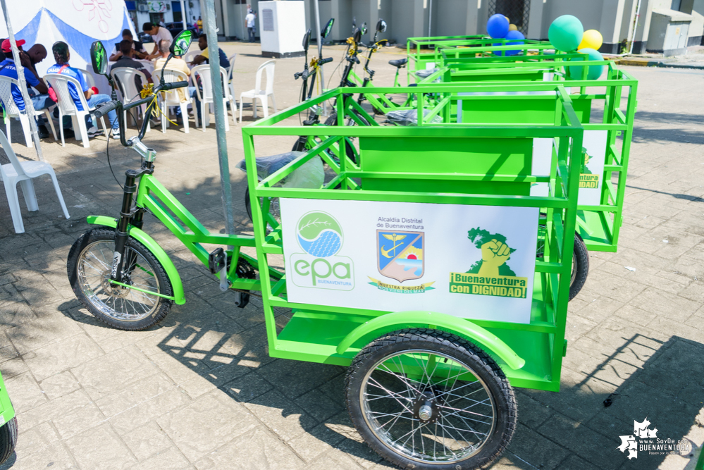 Recicladores de Buenaventura recibieron triciclos recolectores para facilitar su labor